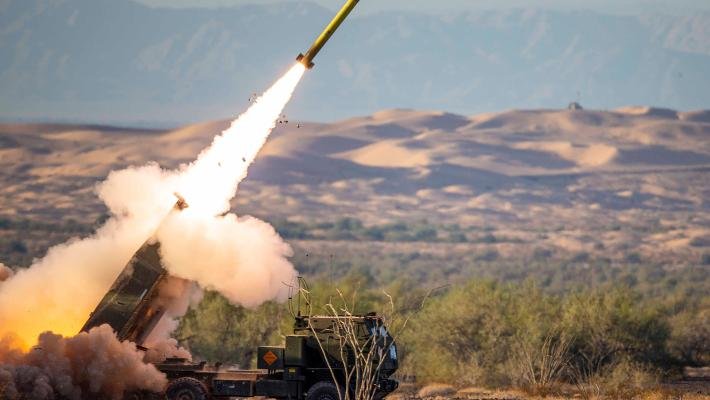 Guerra e IA: Le Scelte Opposte dei Giganti Tech di Fronte all’Uso Bellico