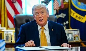 Trump Annuncia un Futuro Ritiro dall’Iran, ma il Conflitto si Intensifica