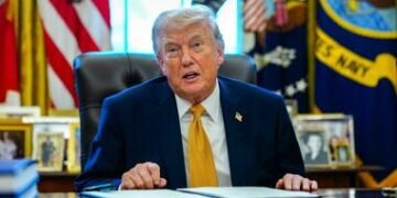 Trump Annuncia un Futuro Ritiro dall’Iran, ma il Conflitto si Intensifica