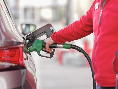 La benzina a due euro e l’ombra del rimpasto: il bivio del governo Meloni