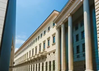 Emergenza a Teheran: OMS avverte sui rischi della “pioggia nera”