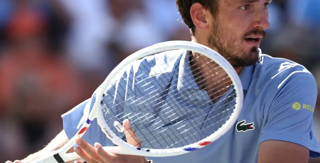 Indian Wells 2026: Medvedev supera Alcaraz in due set e vola in finale