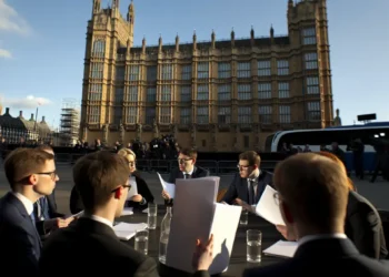 Petrolio schizza oltre 120 dollari: Italia a rischio recessione per tensioni Iran