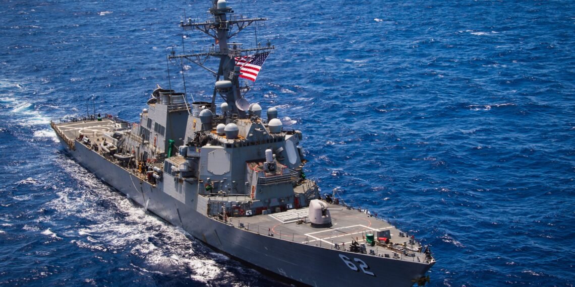 La Marina USA pronta a scortare le petroliere attraverso lo Stretto di Hormuz mentre sale la tensione con l’Iran