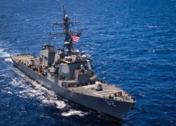 La Marina USA pronta a scortare le petroliere attraverso lo Stretto di Hormuz mentre sale la tensione con l’Iran