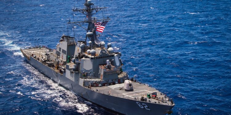 La Marina USA pronta a scortare le petroliere attraverso lo Stretto di Hormuz mentre sale la tensione con l’Iran