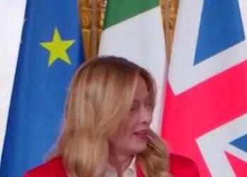 Meloni a Parigi: Italia pronta a inviare navi nello Stretto di Hormuz