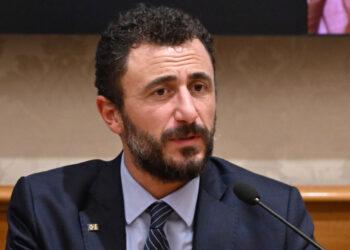 Critiche a Meloni per il rifiuto del gas russo e le tensioni con Trump