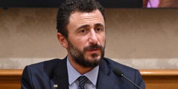 Critiche a Meloni per il rifiuto del gas russo e le tensioni con Trump