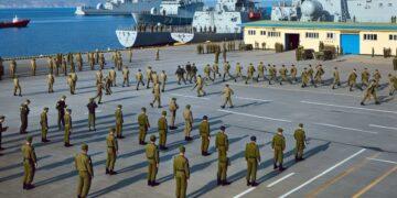 Iran richiude lo Stretto di Hormuz, aggravando la crisi del carburante aereo in Europa