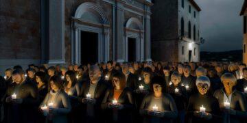 Migliaia di persone partecipano alla fiaccolata per Giacomo Bongiorni a Massa