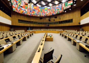 Trump minaccia distruzione infrastrutture iraniane: ultimatum su Stretto di Hormuz