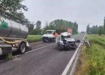 Incidente via Emilia Ovest Modena: tre morti nello scontro frontale tra camion latte e auto