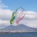 Napoli, naso all’insù: il cielo si tinge di Tricolore