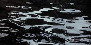 Petrolio oltre i 100 dollari, torna la tensione su Hormuz