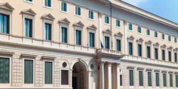 Tensioni nello Stretto di Hormuz: gli Stati Uniti colpiscono petroliera iraniana