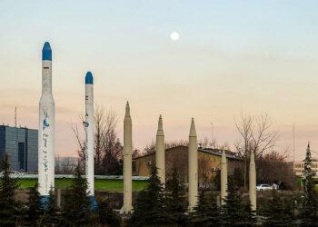 Iran sfida l’intelligence USA: “Capacità missilistiche al 120%”, tensione nello Stretto di Hormuz