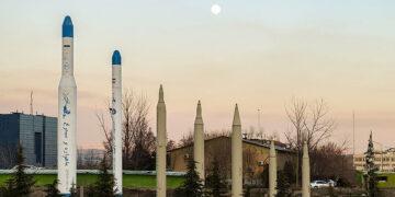 Iran sfida l’intelligence USA: “Capacità missilistiche al 120%”, tensione nello Stretto di Hormuz