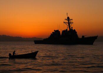 Tensione nel Golfo: Raid Usa e chiusura dello Stretto di Hormuz