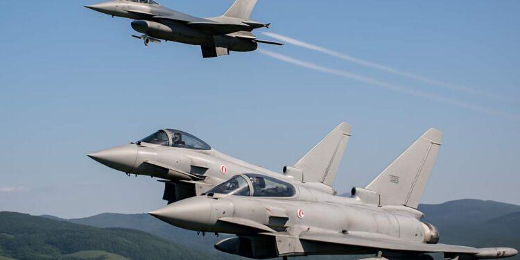 Caccia F-16 rumeno abbatte drone: coinvolti anche Eurofighter italiani