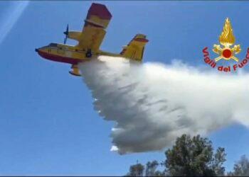 Sardegna nella morsa degli incendi: Canadair, Vigili del Fuoco ed Esercito su più fronti