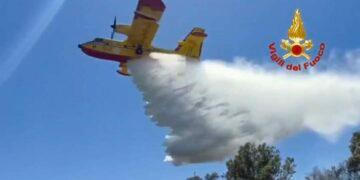 Sardegna nella morsa degli incendi: Canadair, Vigili del Fuoco ed Esercito su più fronti