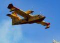 Incendi al Sud, l’Aeronautica Militare in volo con gli elicotteri accanto alla Protezione Civile