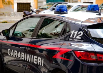 Carabiniere 25enne ferito da una coltellata al fianco durante un intervento: operato d’urgenza