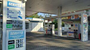 La benzina schizza sopra 2 euro al litro