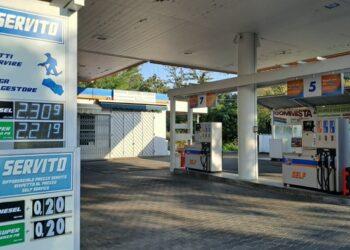 La benzina schizza sopra 2 euro al litro