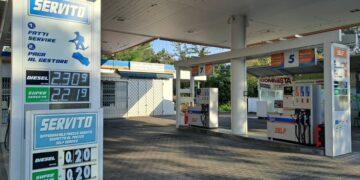 La benzina schizza sopra 2 euro al litro