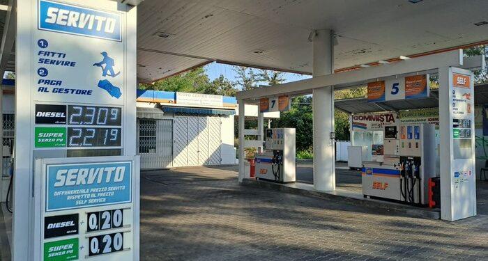 La benzina schizza sopra 2 euro al litro