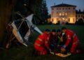 Incidente aereo a Pasiano: ultraleggero contro un albero, grave un passeggero
