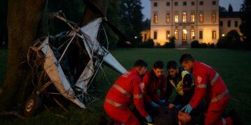 Incidente aereo a Pasiano: ultraleggero contro un albero, grave un passeggero