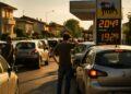 Prezzi carburanti, benzina e gasolio oltre i 2 euro: allarme consumatori
