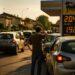 Prezzi carburanti, benzina e gasolio oltre i 2 euro: allarme consumatori