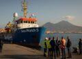 Sea-Watch 5, fermo a Napoli e multa per violazioni di soccorso