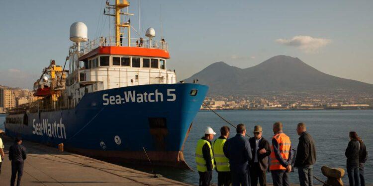 Sea-Watch 5, fermo a Napoli e multa per violazioni di soccorso