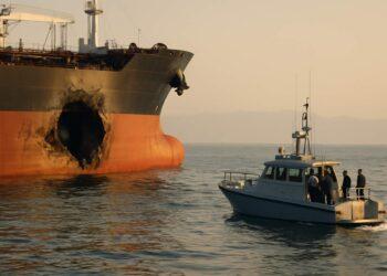 Tensione nel Golfo: Petroliera colpita al largo di Oman