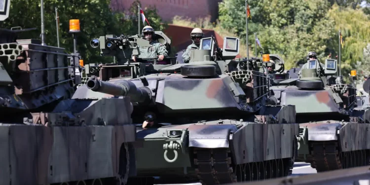 carri-armati-abrams-dell-esercito-polacco-prima-della-parata-militare-in-occasione-della-giornata-delle-forze-armate-polacche-a-varsavia-in-polonia-il-15-agosto-2026-epa