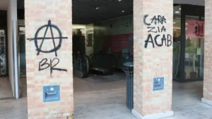 nuovo-sfregio-in-centro-scritte-contro-meloni-e-forze-dellordine-alla-galleria-metropolitan