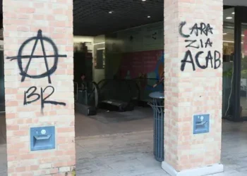 nuovo-sfregio-in-centro-scritte-contro-meloni-e-forze-dellordine-alla-galleria-metropolitan