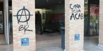 nuovo-sfregio-in-centro-scritte-contro-meloni-e-forze-dellordine-alla-galleria-metropolitan