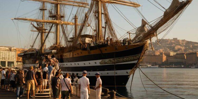 Amerigo Vespucci a Napoli, visite a bordo per l'America's Cup