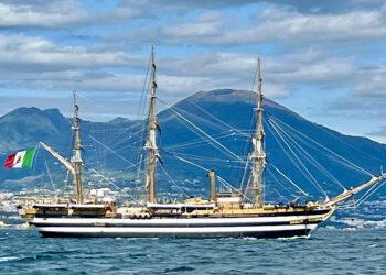 nave-amerigo-vespucci-e-vesuvio-SITO