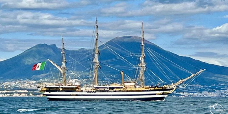 nave-amerigo-vespucci-e-vesuvio-SITO