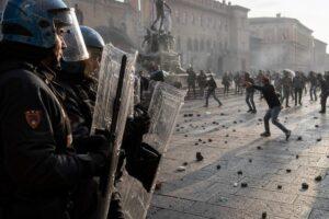 Bologna, scontri in piazza: 3 arresti e danni per oltre 100mila euro