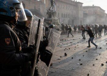 Bologna, scontri in piazza: 3 arresti e danni per oltre 100mila euro