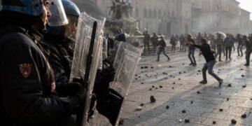 Bologna, scontri in piazza: 3 arresti e danni per oltre 100mila euro