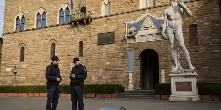 Firenze, bombola di gas sotto il David: indagini in corso